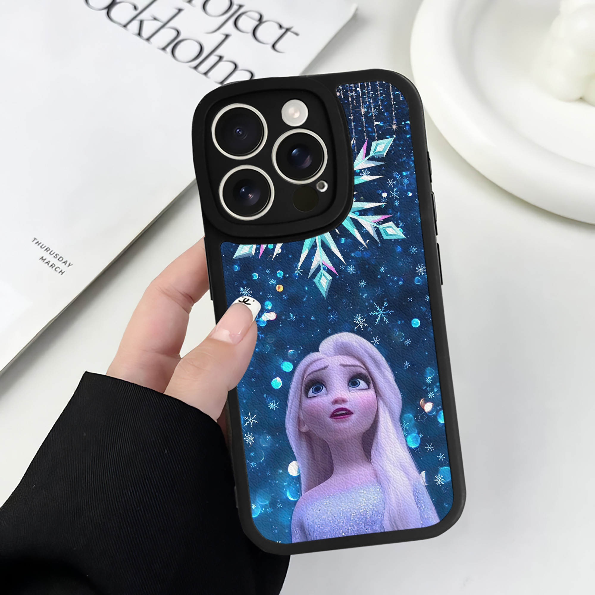 （画像用） アナと雪の女王 アンナ エルサ Frozen Anna Elsa 【iPhone 16シリーズ対応】シリコンスマホケース（レザー調） 材質：シリコン